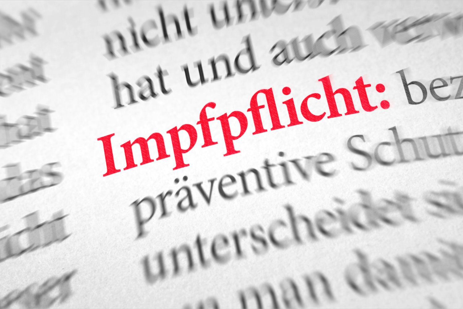 Foto: Lexikoneintrag mit dem rot hervorgehobenen Wort „Impfpflicht“