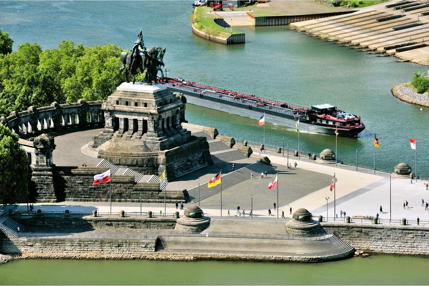 Foto: Das Deutsche Eck in Koblenz mit dem Reiterstandbild Kaiser Wilhelms I. am Zusammenfluss von Rhein und Mosel