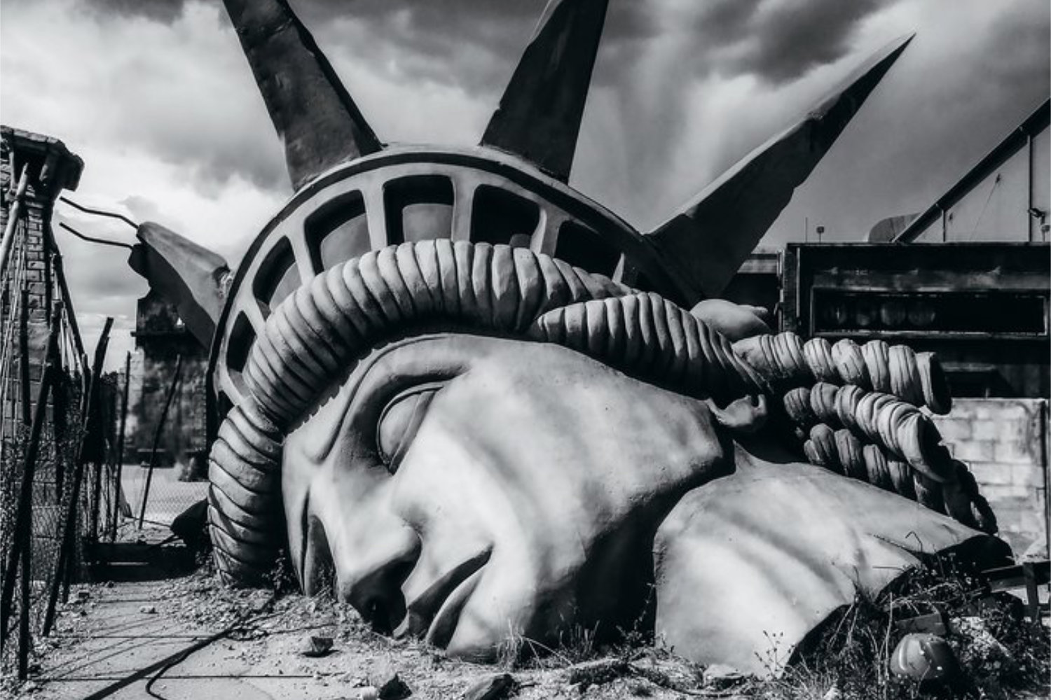 Kopf der Freiheitsstatue liegt zerbrochen auf dem Boden, Schwarzweißaufnahme
