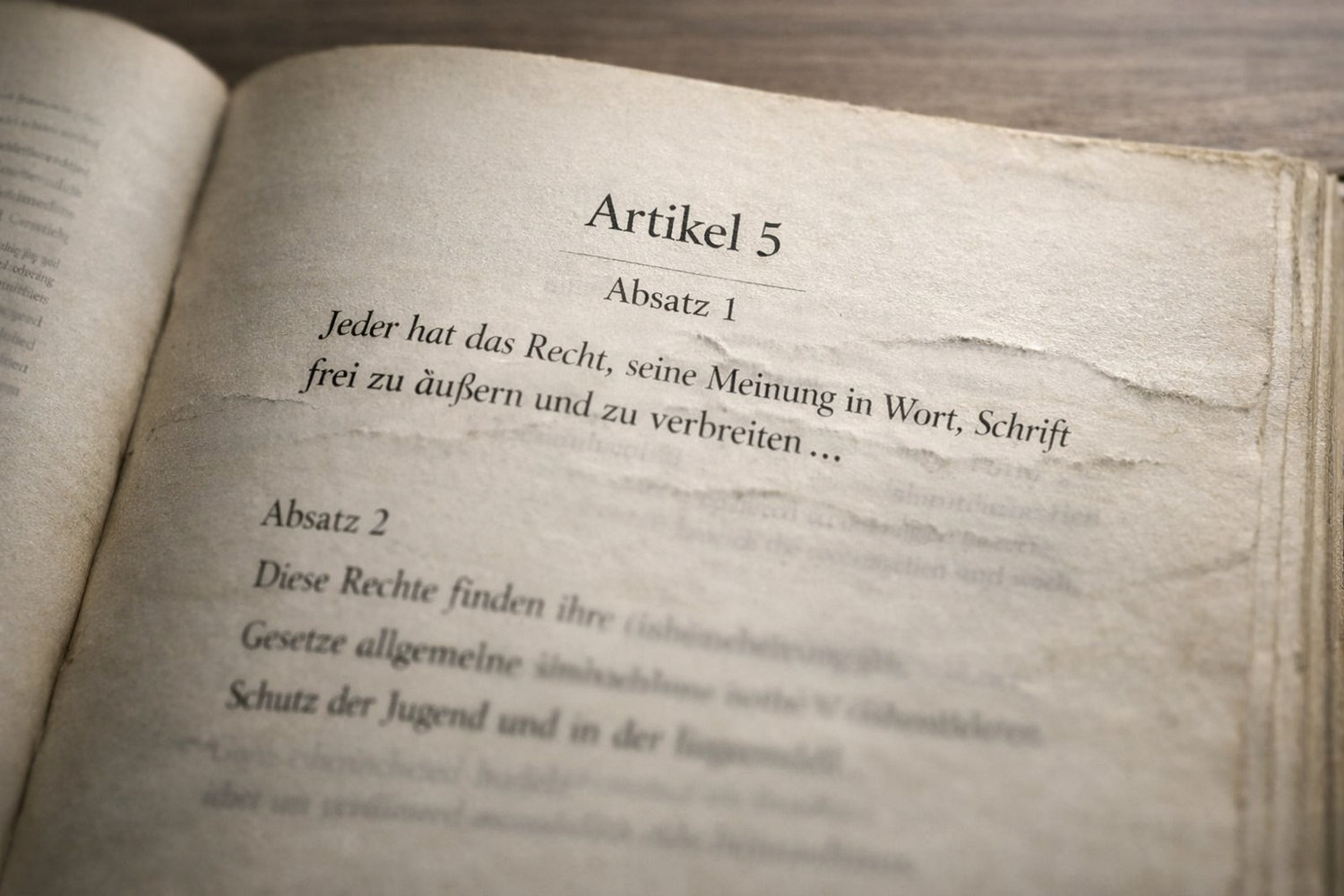 KI-generierte Illustration: Aufgeschlagenes Grundgesetz bei Artikel 5