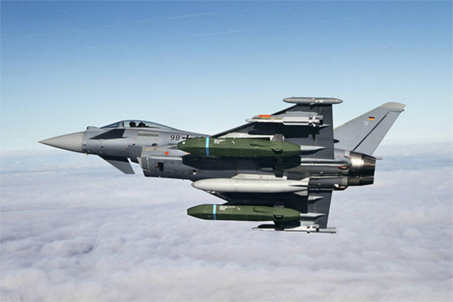 Foto: Eurofighter der Bundeswehr im Flug, bestückt mit zwei Taurus-Marschflugkörpern