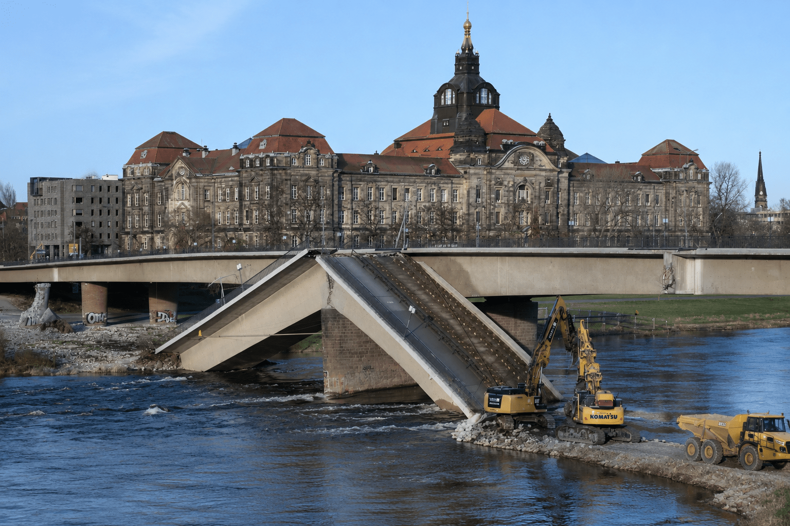 KI-generierte Illustration: Eingestürzter Teil der Carolabrücke in Dresden, Bagger räumen am Elbufer, dahinter die Sächsische Staatskanzlei