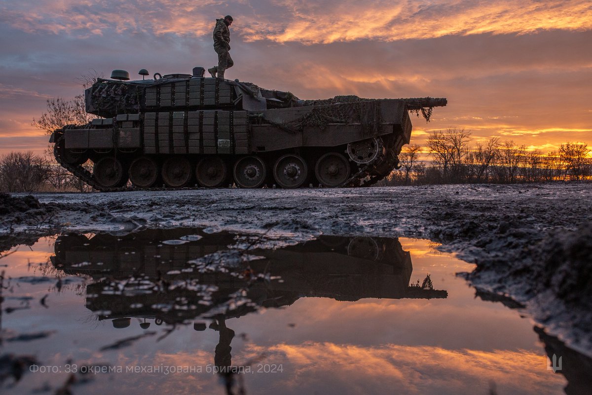 Foto: Ukrainischer Leopard 2A4 der 33. Mechanisierten Brigade mit Reaktivpanzerung im Abendlicht, Dezember 2024