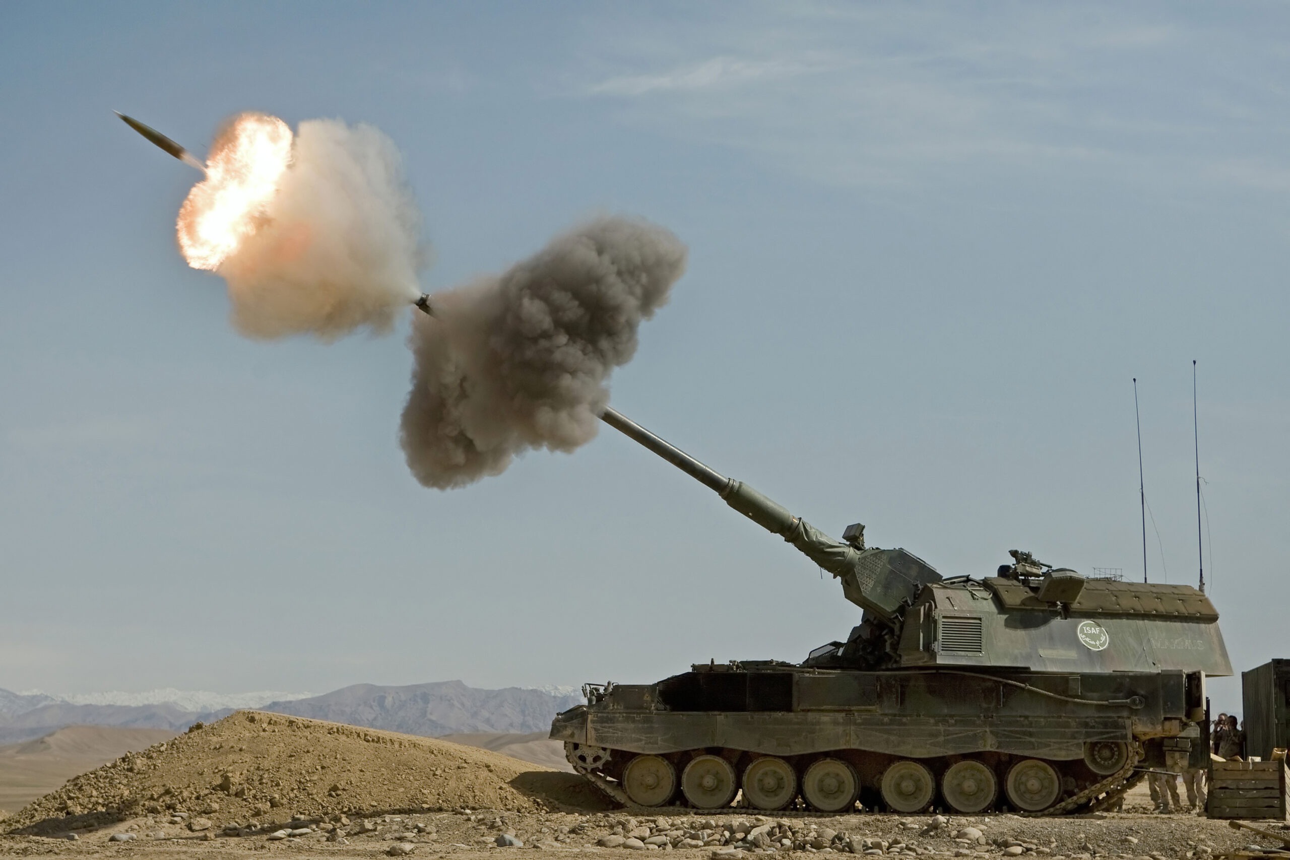 Foto: Niederländische Panzerhaubitze 2000 beim Feuern in Tarin Kowt, Afghanistan