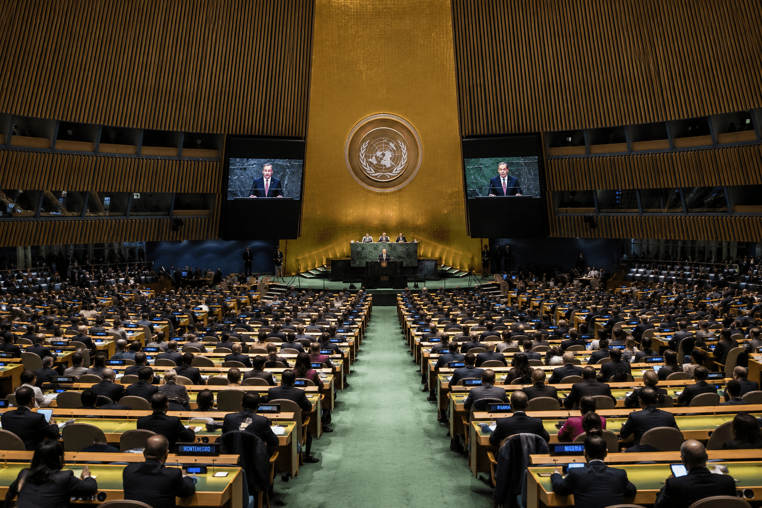 KI-generierte Illustration: Generalversammlung der Vereinten Nationen im Plenarsaal in New York