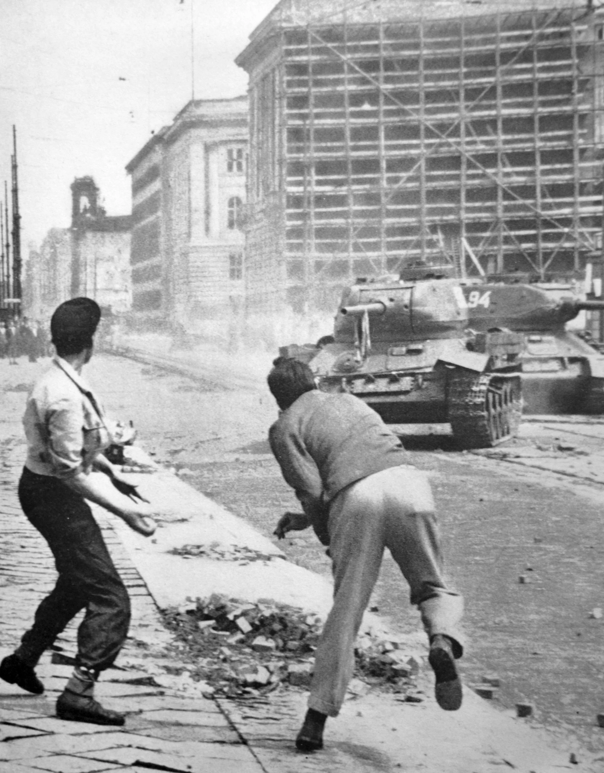 Foto vom 17. Juni 1953 in Berlin: Demonstranten bewerfen im Regierungsviertel einen sowjetischen T-34-Panzer mit Steinen