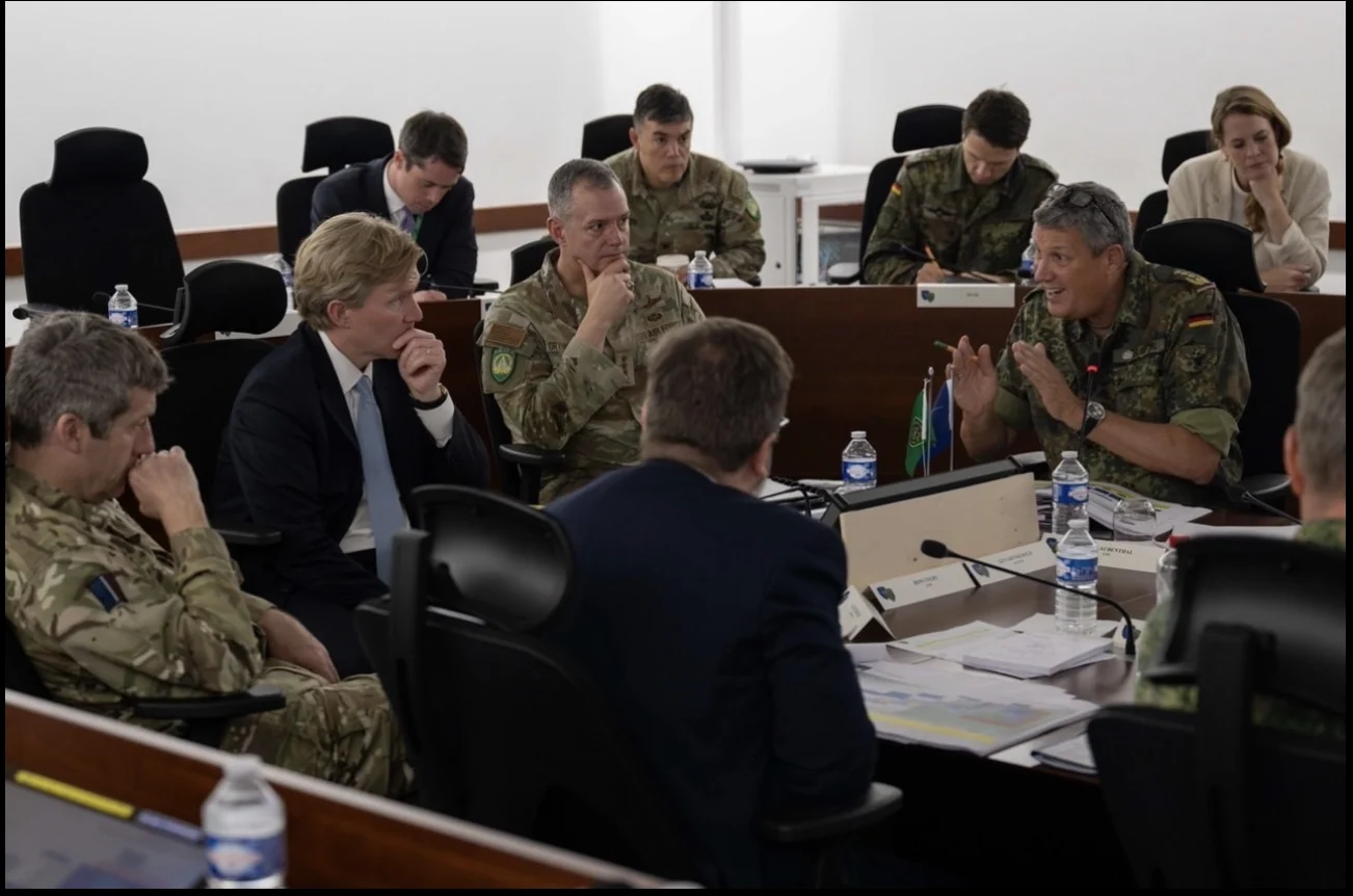 KI-generierte Illustration: General Markus Laubenthal bei einer Lagebesprechung mit NATO-Offizieren