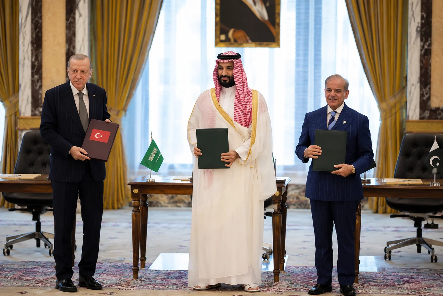 KI-generierte Illustration: Die Staats- und Regierungschefs der Türkei, Saudi-Arabiens und Pakistans präsentieren unterzeichnete Abkommen