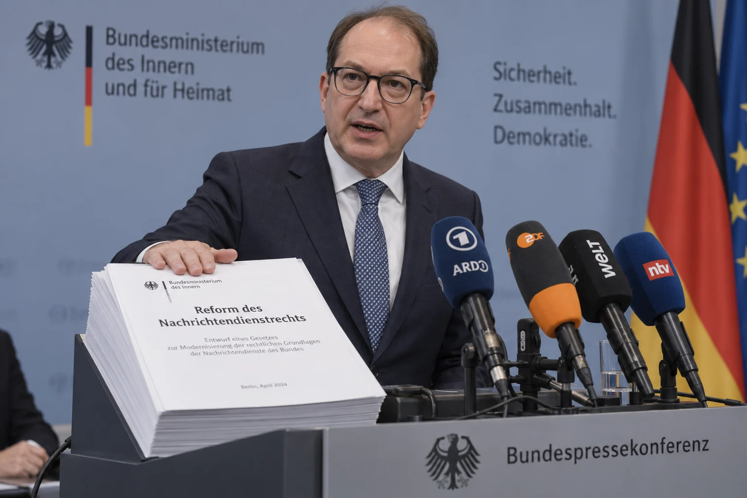 KI-generierte Illustration: Alexander Dobrindt legt in der Bundespressekonferenz einen dicken Entwurf zur Reform des Nachrichtendienstrechts vor