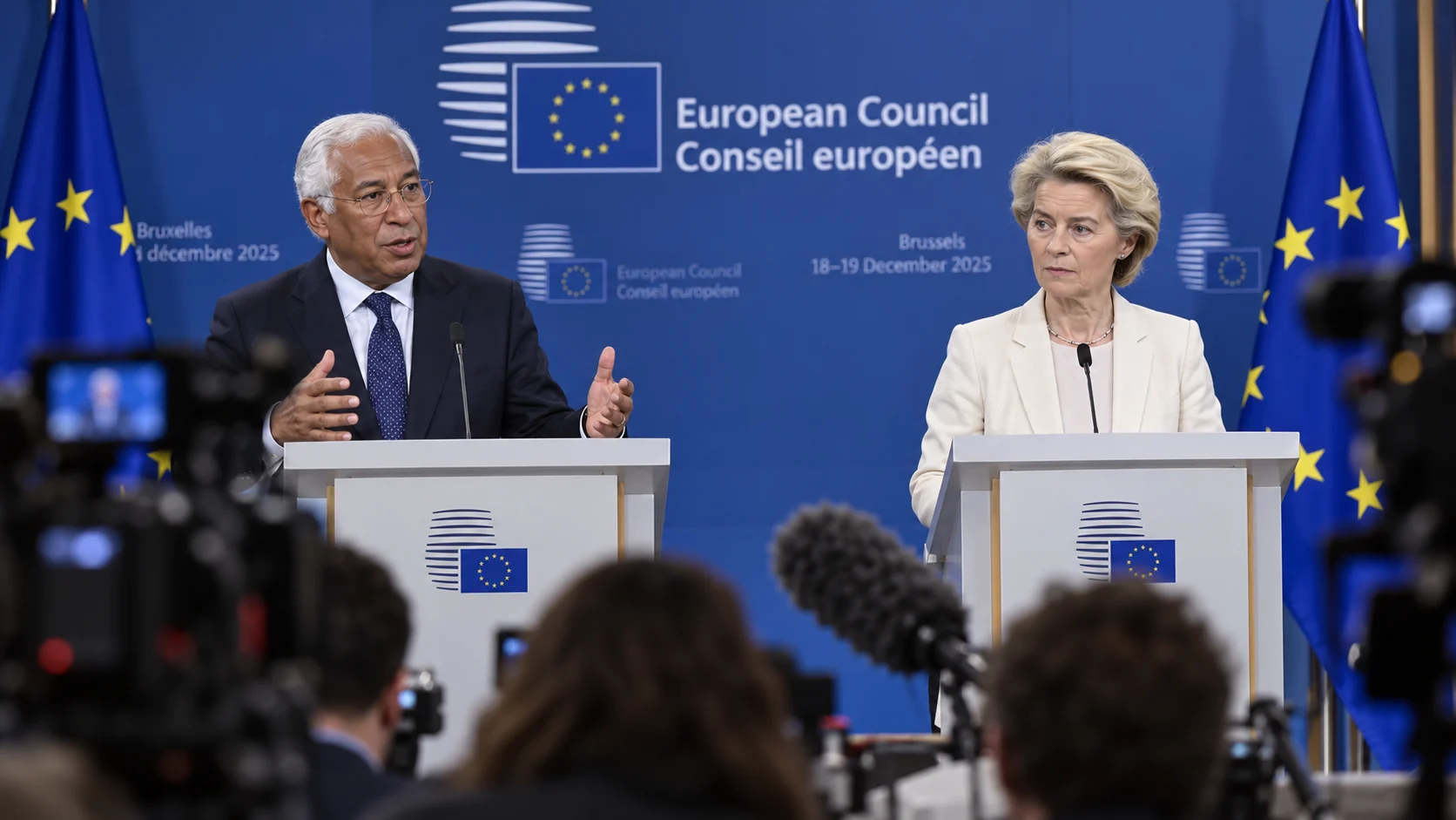 KI-generierte Illustration: António Costa und Ursula von der Leyen bei einer Pressekonferenz des Europäischen Rats in Brüssel