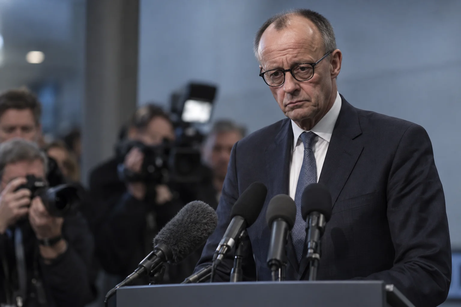 KI-generierte Illustration: Friedrich Merz mit ernster Miene vor Mikrofonen nach der Landtagswahlniederlage