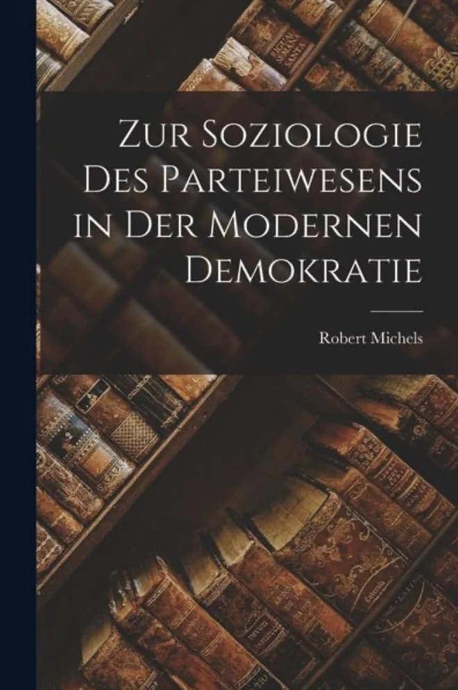 Buchcover: Robert Michels – Zur Soziologie des Parteiwesens in der modernen Demokratie, vor alten Lederbänden